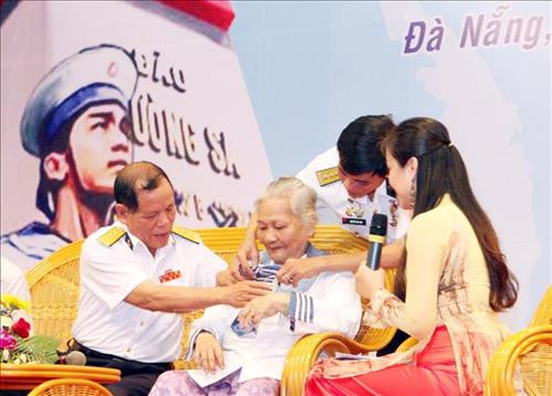 Bà Lê Thị Muộn, mẹ của Liệt sĩ Phan Văn Sự, người đã hy sinh anh dũng trong trận chiến bảo vệ đá Gạc Ma năm 1988, mặc chiếc áo - kỷ vật duy nhất còn lại của người con trai, tại chương trình giao lưu “Hướng về Trường Sa thân yêu”, ngày 14/3/2013. Ảnh: Trần Lê Lâm – TTXVN Bà Lê Thị Muộn, mẹ của Liệt sĩ Phan Văn Sự, người đã hy sinh anh dũng trong trận chiến bảo vệ đá Gạc Ma năm 1988, mặc chiếc áo - kỷ vật duy nhất còn lại của người con trai, tại chương trình giao lưu “Hướng về Trường Sa thân yêu”, ngày 14/3/2013. Ảnh: Trần Lê Lâm – TTXVN