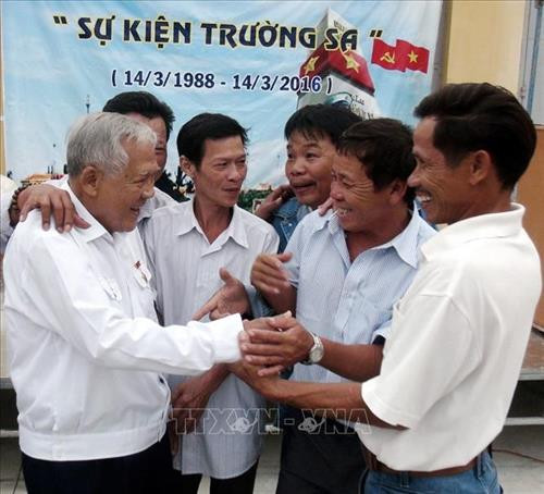 Kỷ niệm 28 năm trận chiến đấu bảo vệ Gạc Ma (14/3/1988 - 14/3/2016), gần 400 cựu chiến binh đã từng tham gia chiến đấu tại Trường Sa gặp mặt đầy cảm xúc tại xã Hòa Đồng, huyện Tây Hoà, tỉnh Phú Yên. Ảnh: Xuân Triệu – TTXVN Kỷ niệm 28 năm trận chiến đấu bảo vệ Gạc Ma (14/3/1988 - 14/3/2016), gần 400 cựu chiến binh đã từng tham gia chiến đấu tại Trường Sa gặp mặt đầy cảm xúc tại xã Hòa Đồng, huyện Tây Hoà, tỉnh Phú Yên. Ảnh: Xuân Triệu – TTXVN