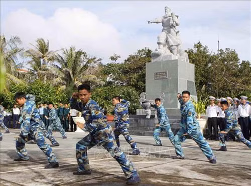 Sau sự kiện Gạc Ma, Nhà nước và Bộ Quốc phòng đã khẩn trương đẩy mạnh việc xây dựng, bảo vệ quần đảo Trường Sa và thềm lục địa phía Nam. Cho đến nay, các vị trí này đã được Hải quân và nhân dân Việt Nam củng cố, bảo vệ vững chắc. Trong ảnh: Chiến sĩ đảo Nam Yết luyện tập võ thuật, nâng cao sức khỏe để đảm đương xuất sắc nhiệm vụ bảo vệ chủ quyền biển đảo trong mọi tình huống. Ảnh: Dương Giang – TTXVN