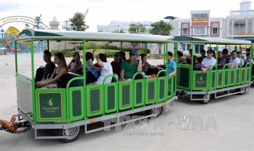 Khu liên hợp nghỉ dưỡng – giải trí Vinpearl Phú Quốc thuộc Tập đoàn Vingroup có tổng diện tích trên 300ha; quần thể nghỉ dưỡng – giải trí 5 sao theo tiêu chuẩn quốc tế đầu tiên và quy mô lớn nhất trên đảo. Ảnh: An Hiếu – TTXVN. Khu liên hợp nghỉ dưỡng – giải trí Vinpearl Phú Quốc thuộc Tập đoàn Vingroup có tổng diện tích trên 300ha; quần thể nghỉ dưỡng – giải trí 5 sao theo tiêu chuẩn quốc tế đầu tiên và quy mô lớn nhất trên đảo. Ảnh: An Hiếu – TTXVN.