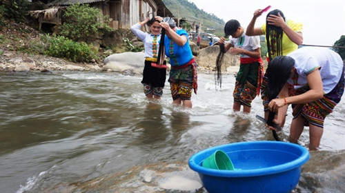 Dịp Tết, phụ nữ người Thái ra sông hoặc suối - nơi có nguồn nước chảy tự nhiên để gội Dịp Tết, phụ nữ người Thái ra sông hoặc suối - nơi có nguồn nước chảy tự nhiên để gội