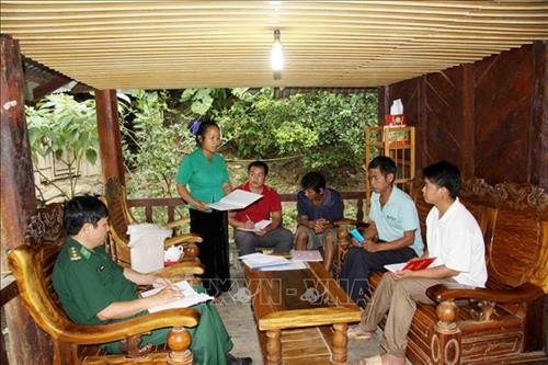 Trung tá Phạm Minh Hải, Bí thư Đảng ủy xã Nậm Ban tham dự buổi họp Chi bộ bản Nậm Ô, xã Nậm Ban (Nậm Nhùn, Lai Châu). Ảnh: Công Tuyên – TTXVN Trung tá Phạm Minh Hải, Bí thư Đảng ủy xã Nậm Ban tham dự buổi họp Chi bộ bản Nậm Ô, xã Nậm Ban (Nậm Nhùn, Lai Châu). Ảnh: Công Tuyên – TTXVN