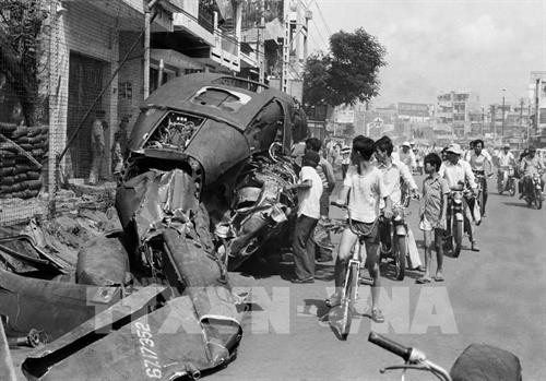 Máy bay lên thẳng của địch bị bắn gãy rơi xuống đường phố Sài Gòn. Ảnh: Đinh Quang Thành – TTXVN Máy bay lên thẳng của địch bị bắn gãy rơi xuống đường phố Sài Gòn. Ảnh: Đinh Quang Thành – TTXVN
