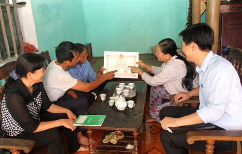 Nhiều gia đình nông dân nghèo ở Bắc Ninh vui mừng tự hào về các con của mình vượt khó, học giỏi, được Nhà nước cho vay tiền học tập tại các trường đại học, cao đẳng