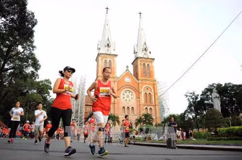 Các vận động viên trong nước và quốc tế tham gia tranh tài tại giải Marathon Quốc tế Thành phố Hồ Chí Minh Techcombank 2017. Ảnh: An Hiếu – TTXVN