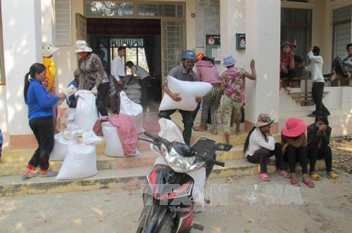 Hộ gia đình nghèo, có hoàn cảnh khó khăn thiếu đói trong thời gian giáp hạt được nhận gạo hỗ trợ của nhà nước. Ảnh: Hoài Nam – TTXVN Hộ gia đình nghèo, có hoàn cảnh khó khăn thiếu đói trong thời gian giáp hạt được nhận gạo hỗ trợ của nhà nước. Ảnh: Hoài Nam – TTXVN