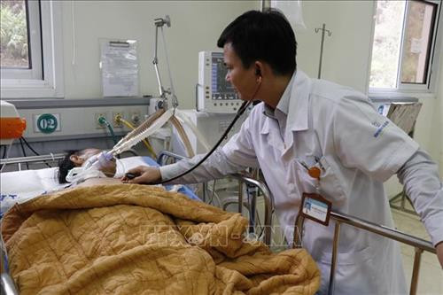 Lãnh đạo Bệnh viện Đa khoa tỉnh Yên Bái trực tiếp xuống khám, chữa bệnh cho bệnh nhân. Ảnh: Đinh Thùy-TTXVN Lãnh đạo Bệnh viện Đa khoa tỉnh Yên Bái trực tiếp xuống khám, chữa bệnh cho bệnh nhân. Ảnh: Đinh Thùy-TTXVN