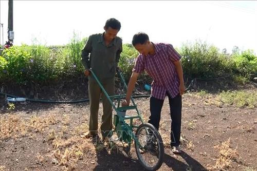 Anh Nguyễn Văn Anh với chế chiếc máy gieo hạt và bón phân. Ảnh: Lê Xuân-TTXVN Anh Nguyễn Văn Anh với chế chiếc máy gieo hạt và bón phân. Ảnh: Lê Xuân-TTXVN