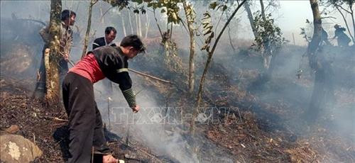 Người dân xã Bản Mù (Trạm Tấu, Yên Bái) tham gia diễn tập phòng chống cháy rừng. Ảnh: TTXVN phát