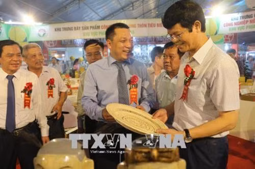 Các đại biểu tham quan các sản phẩm được trưng bày tại Hội chợ. Ảnh: Bích Huệ - TTXVN