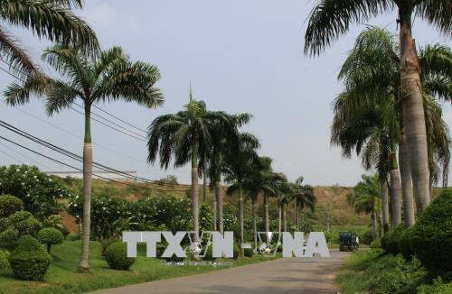 Các lối đi trong bãi chôn lấp rác thải trước đây nay được phủ một màu xanh mát cùng với nhiều loại cây cảnh. Ảnh: Xuân Dự - TTXVN Các lối đi trong bãi chôn lấp rác thải trước đây nay được phủ một màu xanh mát cùng với nhiều loại cây cảnh. Ảnh: Xuân Dự - TTXVN