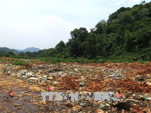 Bãi rác ở thôn Lũng Loét, xã Ngọc Linh, huyện Vị Xuyên gây ô nhiễm môi trường nghiêm trọng. Ảnh: Minh Tâm - TTXVN Bãi rác ở thôn Lũng Loét, xã Ngọc Linh, huyện Vị Xuyên gây ô nhiễm môi trường nghiêm trọng. Ảnh: Minh Tâm - TTXVN