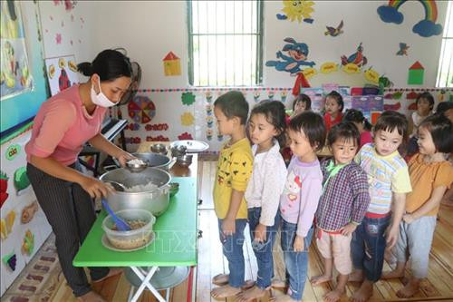 Giờ ăn trưa của các cháu lớp 5 tuổi, trường Mầm non xã Hòa Cư, huyện Cao Lộc, tỉnh Lạng Sơn. Ảnh: Ngọc Tùng – TTXVN Giờ ăn trưa của các cháu lớp 5 tuổi, trường Mầm non xã Hòa Cư, huyện Cao Lộc, tỉnh Lạng Sơn. Ảnh: Ngọc Tùng – TTXVN