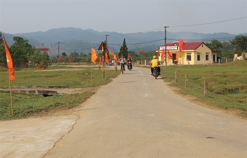 Đến nay tất cả các xã vùng sâu ở huyện A Lưới đã có đường ô tô vào tới trung tâm xã. Ảnh: Hồ Cầu- TTXVN Đến nay tất cả các xã vùng sâu ở huyện A Lưới đã có đường ô tô vào tới trung tâm xã. Ảnh: Hồ Cầu- TTXVN