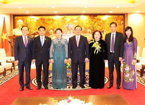 Chủ tịch Nguyễn Thị Kim Ngân với các đại biểu dự Khai mạc Kỳ họp thứ tư, Hội đồng nhân dân Thành phố Hà Nội. Ảnh: Trọng Đức - TTXVN Chủ tịch Nguyễn Thị Kim Ngân với các đại biểu dự Khai mạc Kỳ họp thứ tư, Hội đồng nhân dân Thành phố Hà Nội. Ảnh: Trọng Đức - TTXVN