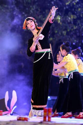 Trang phục dân tộc Mông. Ảnh: Phan Tuấn Anh - TTXVN Trang phục dân tộc Mông xanh. Ảnh: Phan Tuấn Anh - TTXVN Trang phục dân tộc Xinh Mun. Ảnh: Phan Tuấn Anh - TTXVN Trang phục dân tộc Si La. Ảnh: Phan Tuấn Anh - TTXVN Trang phục dân tộc Dao đỏ. Ảnh: Phan Tuấn Anh - TTXVN Trang phục của nam, dân tộc Thái trắng. Ảnh: Phan Tuấn Anh - TTXVN Trang phục dân tộc Lự. Ảnh: Phan Tuấn Anh - TTXVN Trang phục dân tộc Mông. Ảnh: Phan Tuấn Anh - TTXVN Trang phục dân tộc Mông xanh. Ảnh: Phan Tuấn Anh - TTXVN Trang phục dân tộc Xinh Mun. Ảnh: Phan Tuấn Anh - TTXVN Trang phục dân tộc Si La. Ảnh: Phan Tuấn Anh - TTXVN Trang phục dân tộc Dao đỏ. Ảnh: Phan Tuấn Anh - TTXVN Trang phục của nam, dân tộc Thái trắng. Ảnh: Phan Tuấn Anh - TTXVN Trang phục dân tộc Lự. Ảnh: Phan Tuấn Anh - TTXVN