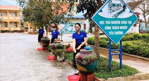Giáo viên trường Tiểu học số 2 Quảng Văn (thị xã Ba Đồn, Quảng Bình) sáng tạo các bồn rửa tay xinh xắn, sạch đẹp từ việc tái chế các chum, vại đã qua sử dụng. Ảnh: Võ Dung -TTXVN Giáo viên trường Tiểu học số 2 Quảng Văn (thị xã Ba Đồn, Quảng Bình) sáng tạo các bồn rửa tay xinh xắn, sạch đẹp từ việc tái chế các chum, vại đã qua sử dụng. Ảnh: Võ Dung -TTXVN