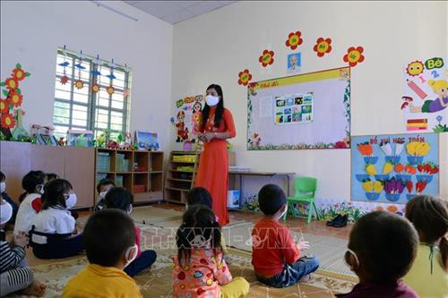 Giờ lên lớp tại phòng học mới của cô và trò Điểm trường mầm non khu Nà Mòn. Ảnh: Quang Quyết-TTXVN Giờ lên lớp tại phòng học mới của cô và trò Điểm trường mầm non khu Nà Mòn. Ảnh: Quang Quyết-TTXVN