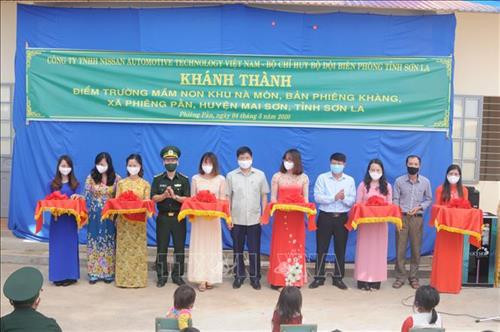 Lễ cắt băng khánh thành Điểm trường mầm non khu Nà Mòn. Ảnh Quang Quyết-TTXVN Lễ cắt băng khánh thành Điểm trường mầm non khu Nà Mòn. Ảnh Quang Quyết-TTXVN