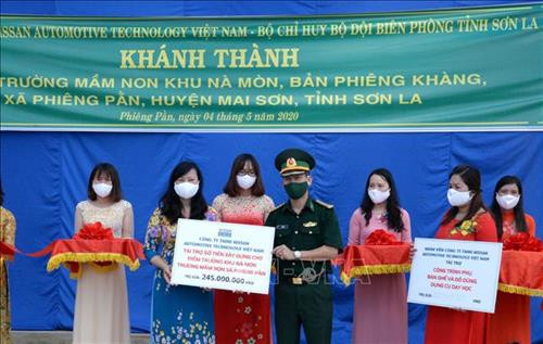 Trao biển tượng trưng các phần quà của nhà tài trợ cho công tác xây dựng điểm trường mầm non khu Nà Mòn. Ảnh: Quang Quyết-TTXVN Trao biển tượng trưng các phần quà của nhà tài trợ cho công tác xây dựng điểm trường mầm non khu Nà Mòn. Ảnh: Quang Quyết-TTXVN