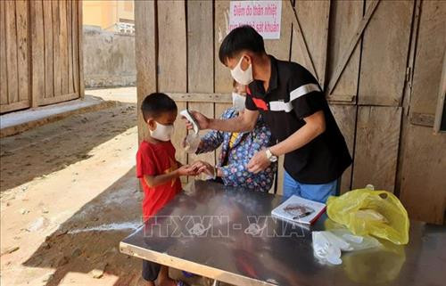 Học sinh Trường Tiểu học xã Tá Pạ, huyện Mường Tè (Lai Châu) được giáo viên đo thân nhiệt. Ảnh: Việt Hoàng - TTXVN