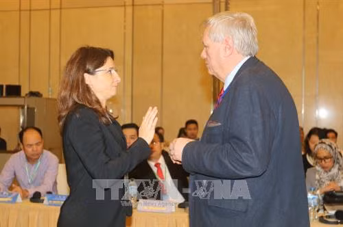 Các đại biểu tham gia thảo luận bên lề Hội thảo. Ảnh: Thanh Vũ - TTXVN Các đại biểu tham gia thảo luận bên lề Hội thảo. Ảnh: Thanh Vũ - TTXVN