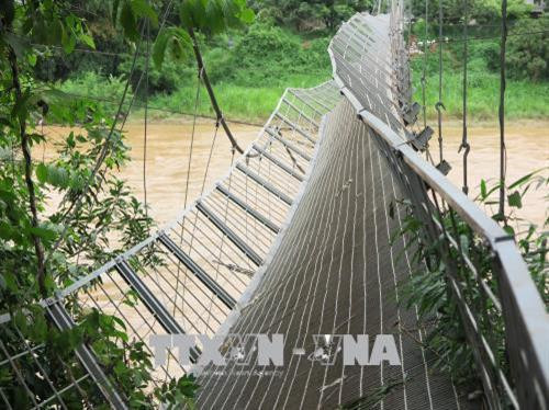 Cầu treo tại bản Hải Sơn ở xã Chiềng Khoong bị tuột dây cáp. Ảnh: Hữu Quyết - TTXVN