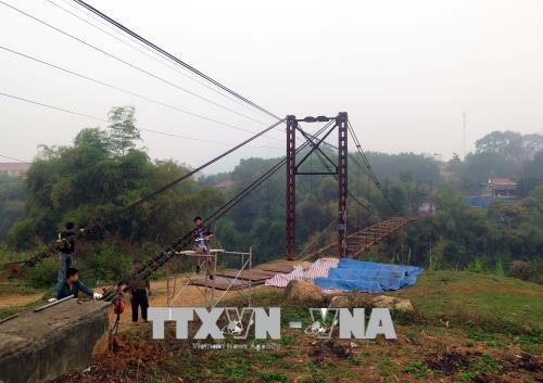 Sửa chữa, nâng cấp cầu treo Bình Yên (Sơn Dương, Tuyên Quang) để đảm bảo an toàn cho việc đi lại của người dân. Ảnh Quang Đán - TTXVN Sửa chữa, nâng cấp cầu treo Bình Yên (Sơn Dương, Tuyên Quang) để đảm bảo an toàn cho việc đi lại của người dân. Ảnh Quang Đán - TTXVN