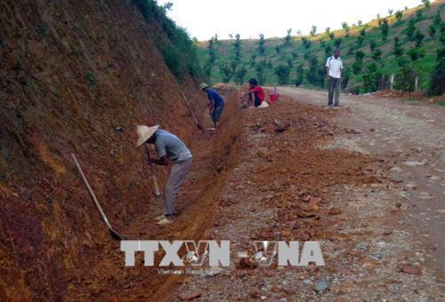 Mở rộng và nâng cấp đường bào các thôn, bản ở xã Yên Lâm, huyện Hàm Yên (Tuyên Quang). Ảnh Quang Đán - TTXVN Mở rộng và nâng cấp đường bào các thôn, bản ở xã Yên Lâm, huyện Hàm Yên (Tuyên Quang). Ảnh Quang Đán - TTXVN