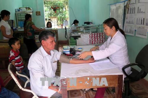 Bác sỹ Trạm Y tế xã Vinh Quang, huyện Chiêm Hóa (Tuyên Quang) khám chữa bệnh cho người dân. Ảnh Quang Đán - TTXVN Bác sỹ Trạm Y tế xã Vinh Quang, huyện Chiêm Hóa (Tuyên Quang) khám chữa bệnh cho người dân. Ảnh Quang Đán - TTXVN