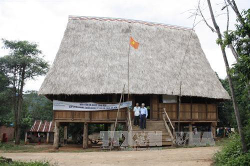 Nhà Rông làng Đăk Trăm, xã Đăk Trăm, huyện Đắk Tô, tỉnh Kon Tum, được làm mới từ tiền chi trả dịch vụ bảo vệ môi trường rừng. Ảnh: Hồng Điệp – TTXVN Nhà Rông làng Đăk Trăm, xã Đăk Trăm, huyện Đắk Tô, tỉnh Kon Tum, được làm mới từ tiền chi trả dịch vụ bảo vệ môi trường rừng. Ảnh: Hồng Điệp – TTXVN