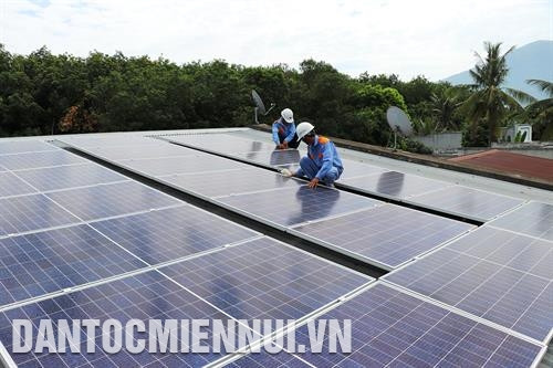 Hộ gia đình anh Lưu Xuân Minh ở ấp Tân Hòa, xã Tân Bình, thành phố Tây Ninh nâng cấp hệ thống pin điện mặt trời áp mái từ 3,3 KWp lên 6,6 KWp để có dư điện bán. Ảnh: Lê Đức Hoảnh Nhà anh Nguyễn Duy tại ấp Ninh Thuận, xã Bàu Năng, huyện Dương Minh Châu vừa lắp đặt điện mặt trời áp mái. Ảnh: Lê Đức Hoảnh