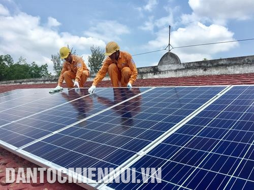 Công nhân điện lực huyện Hòa Thành (Tây Ninh) kiểm tra chất lượng pin điện mặt trời áp mái tại nhà dân. Ảnh: Lê Đức Hoảnh