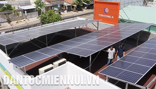 Hộ gia đình anh Lưu Xuân Minh ở ấp Tân Hòa, xã Tân Bình, thành phố Tây Ninh nâng cấp hệ thống pin điện mặt trời áp mái từ 3,3 KWp lên 6,6 KWp để có dư điện bán. Ảnh: Lê Đức Hoảnh Nhà anh Nguyễn Duy tại ấp Ninh Thuận, xã Bàu Năng, huyện Dương Minh Châu vừa lắp đặt điện mặt trời áp mái. Ảnh: Lê Đức Hoảnh