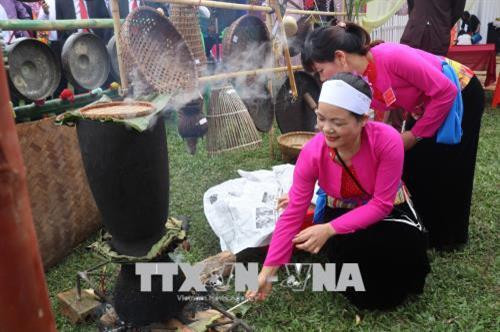 Đồ xôi củ mài là một hoạt động không thể thiếu trong ngày hội. Ảnh: Ninh Đức Phương - TTXVN Đồ xôi củ mài là một hoạt động không thể thiếu trong ngày hội. Ảnh: Ninh Đức Phương - TTXVN