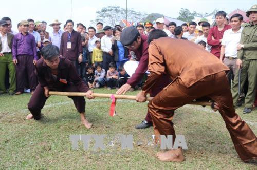 Trò chơi đẩy gậy đòi hỏi phải có sức khỏe hơn người. Ảnh: Ninh Đức Phương - TTXVN Trò chơi đẩy gậy đòi hỏi phải có sức khỏe hơn người. Ảnh: Ninh Đức Phương - TTXVN
