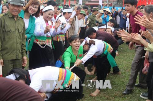 Trò chơi kéo co phát huy tinh thần tập thể. Ảnh: Ninh Đức Phương - TTXVN Trò chơi kéo co phát huy tinh thần tập thể. Ảnh: Ninh Đức Phương - TTXVN