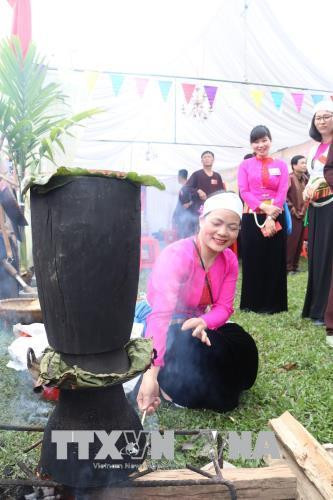 Đồ xôi củ mài là một hoạt động không thể thiếu trong ngày hội. Ảnh: Ninh Đức Phương - TTXVN Đồ xôi củ mài là một hoạt động không thể thiếu trong ngày hội. Ảnh: Ninh Đức Phương - TTXVN