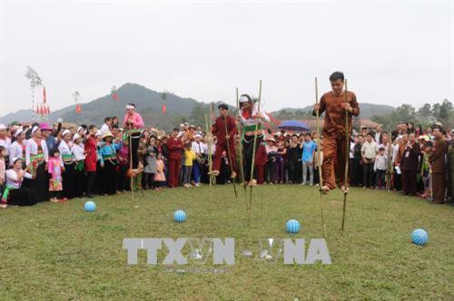 Trò chơi đi cà kheo đá bóng thu hút đông đảo người xem. Ảnh: Ninh Đức Phương - TTXVN Trò chơi đi cà kheo đá bóng thu hút đông đảo người xem. Ảnh: Ninh Đức Phương - TTXVN