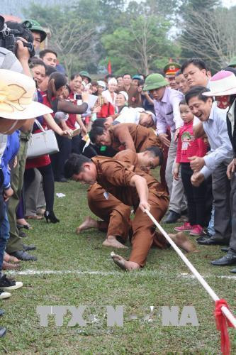 Trò chơi kéo co phát huy tinh thần tập thể. Ảnh: Ninh Đức Phương - TTXVN Trò chơi kéo co phát huy tinh thần tập thể. Ảnh: Ninh Đức Phương - TTXVN