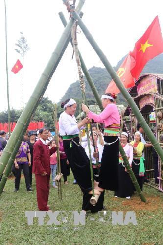 Đánh đu - một nét đặc sắc của đồng bào Mường. Ảnh: Ninh Đức Phương - TTXVN Đánh đu - một nét đặc sắc của đồng bào Mường. Ảnh: Ninh Đức Phương - TTXVN