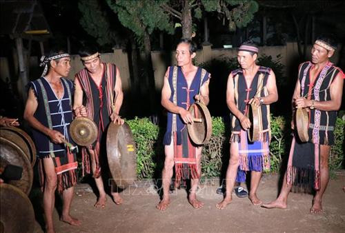 Sau mỗi lần tập, các nhóm trao đổi với nhau về kinh nghiệm trình diễn cồng chiêng. Ảnh: Hồng Điệp - TTXVN Sau mỗi lần tập, các nhóm trao đổi với nhau về kinh nghiệm trình diễn cồng chiêng. Ảnh: Hồng Điệp - TTXVN