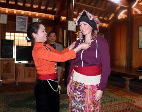 Du khách thích thú với các sản phẩm từ thổ cẩm của đồng bào Thái. Ảnh: Bích Huệ - TTXVN Du khách trải nghiệm đánh cồng chiêng của đồng bào Thái. Ảnh: Bích Huệ - TTXVN Du khách tham gia múa sạp với đồng bào dân tộc Thái. Ảnh: Bích Huệ - TTXVN .... Thử trò chơi đi cà kheo của dân tộc Thái. Ảnh: Bích Huệ - TTXVN Du khách trải nghiệm cách gói bánh của đồng bào Thái. Ảnh: Bích Huệ - TTXVN Du khách thích thú với hoạt động gói bánh chưng và bánh ột, bánh mọc của đồng bào Thái. Ảnh: Bích Huệ - TTXVN ... và trải nghiệm nghề dệt thổ cẩm của đồng bào Thái. Ảnh: Bích Huệ - TTXVN Du khách hào hứng với những bánh chưng tự gói của mình. Ảnh: Bích Huệ - TTXVN