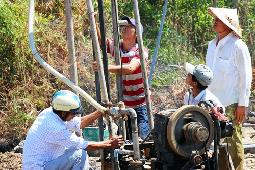 Người dân Cà Mau khoan giếng để lấy nước. Người dân Cà Mau khoan giếng để lấy nước.