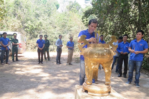 Các bạn trẻ dâng hương tại bia kỷ niệm Thông tấn xã Giải Phóng