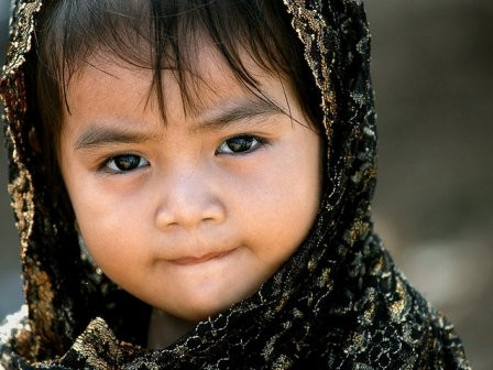 Chiếc khăn Ma-aom gắn liền với phụ nữ Chăm từ thủa nhỏ. Ảnh: Huỳnh Phúc Hậu