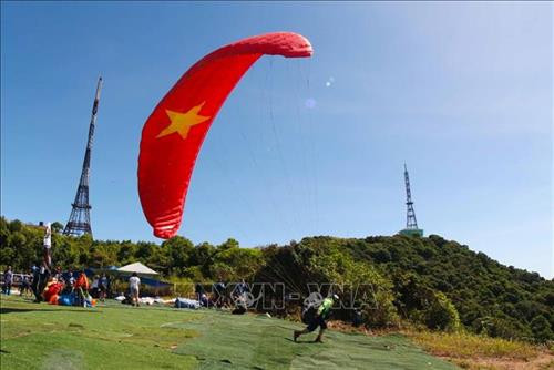 Vận động viên xuất phát lượn dù tại bãi bay trên bán đảo Sơn Trà (Đà Nẵng). Ảnh: Trần Lê Lâm - TTXVN Các vận động viên biểu diễn lượn dù sau khi xuất phát. Ảnh: Trần Lê Lâm - TTXVN Vận động viên nữ xuất phát lượn dù tại bãi bay trên bán đảo Sơn Trà (Đà Nẵng). Ảnh: Trần Lê Lâm - TTXVN Các vận động viên biểu diễn lượn dù sau khi xuất phát. Ảnh: Trần Lê Lâm - TTXVN Tham giai giải có 80 vận động viên nam, nữ đến các câu lạc bộ dù lượn của các tỉnh, thành phố trong cả nước và đoàn dù lượn của Lào. Vận động viên xuất phát lượn dù tại bãi bay trên bán đảo Sơn Trà (Đà Nẵng). Ảnh: Trần Lê Lâm - TTXVN Các vận động viên biểu diễn lượn dù sau khi xuất phát. Ảnh: Trần Lê Lâm - TTXVN Vận động viên nữ xuất phát lượn dù tại bãi bay trên bán đảo Sơn Trà (Đà Nẵng). Ảnh: Trần Lê Lâm - TTXVN Các vận động viên biểu diễn lượn dù sau khi xuất phát. Ảnh: Trần Lê Lâm - TTXVN Tham giai giải có 80 vận động viên nam, nữ đến các câu lạc bộ dù lượn của các tỉnh, thành phố trong cả nước và đoàn dù lượn của Lào.