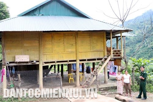 Nhờ cần cù, chịu khó làm ăn, gia đình chị Lý Me Hồng ở bản Nậm Nó 1, xã Trung Chải, huyện Nậm Nhùn (Lai Châu) đã có một cơ ngơi khang trang. Ảnh: Quý Trung Nhờ cần cù, chịu khó làm ăn, gia đình chị Lý Me Hồng ở bản Nậm Nó 1, xã Trung Chải, huyện Nậm Nhùn (Lai Châu) đã có một cơ ngơi khang trang. Ảnh: Quý Trung