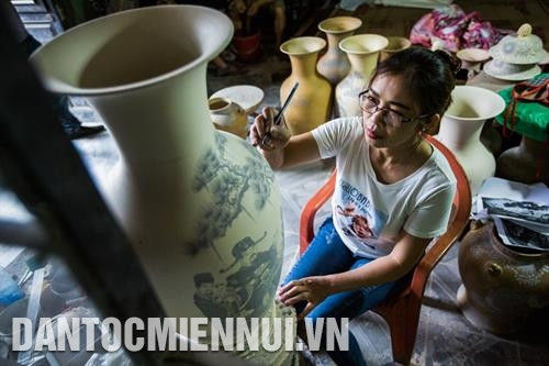 Công đoạn tạo hoa văn cho sản phẩm gốm. Ảnh: Lưu Trọng Đạt