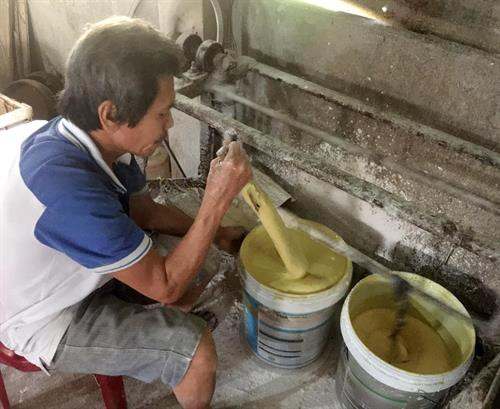 Công đoạn khuấy bột. Ảnh: Phước Ngọc - TTXVN Công đoạn khuấy bột. Ảnh: Phước Ngọc - TTXVN